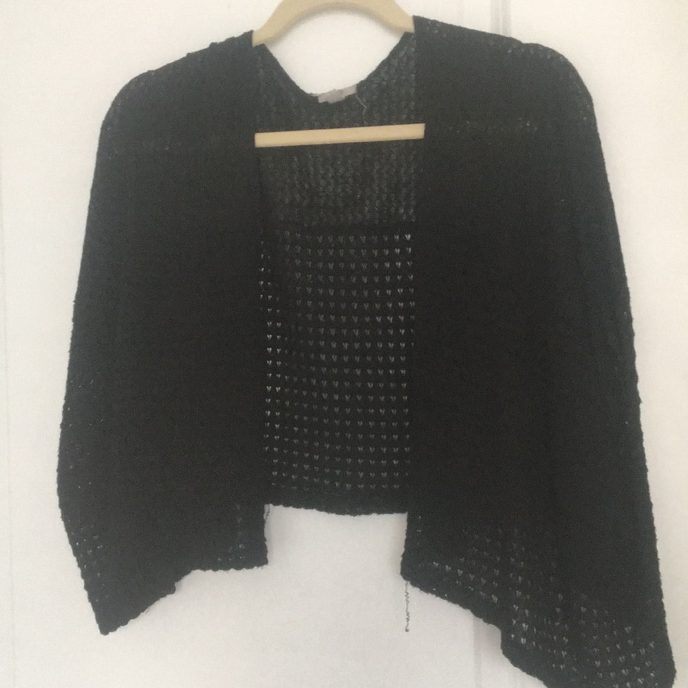 Black short-sleeved sweater